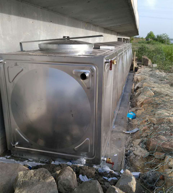 公司完成盤錦市遼河入海口監(jiān)測站不銹鋼水箱1臺